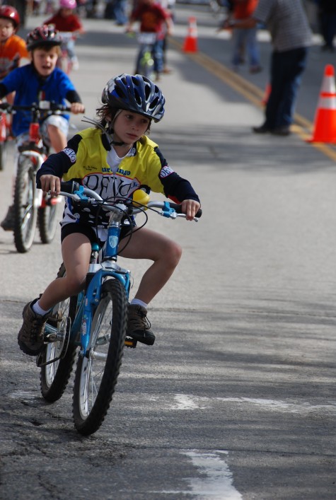 A young jr DEVO rider gets into the corner